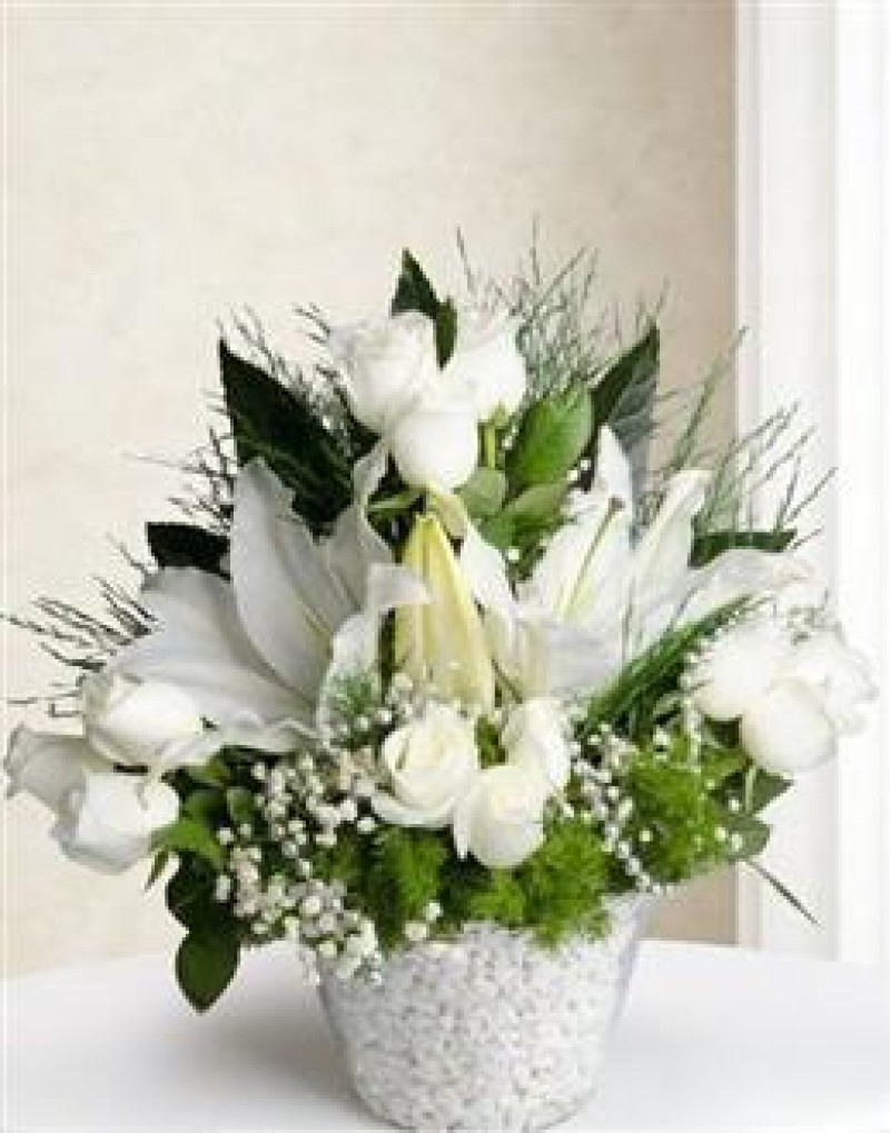 KONİK VAZODA BEYAZ GÜLLER VE LİLYUMLAR