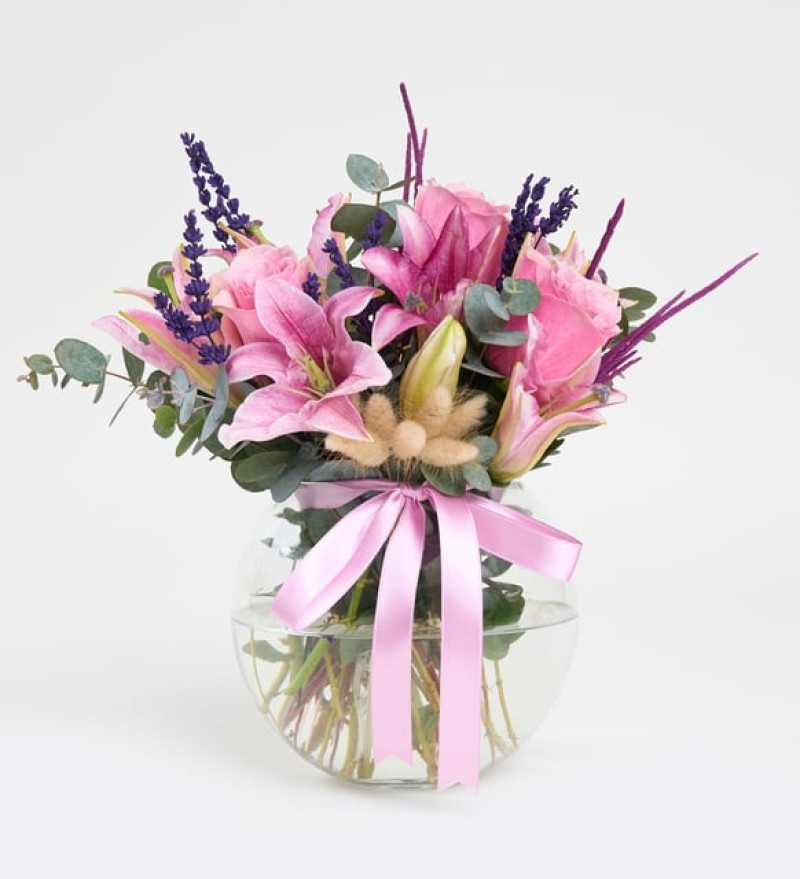 Akvaryum vazoda pembe lilyum ve güller