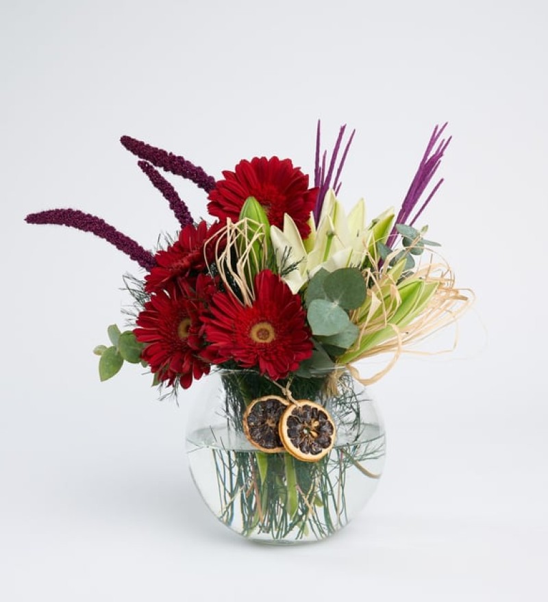 Akvaryum vazoda lilyum ve kırmızı gerbera