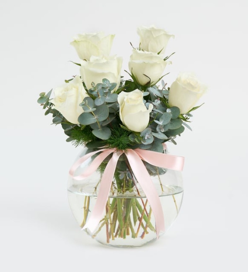 Vazoda 7 adet beyaz gül