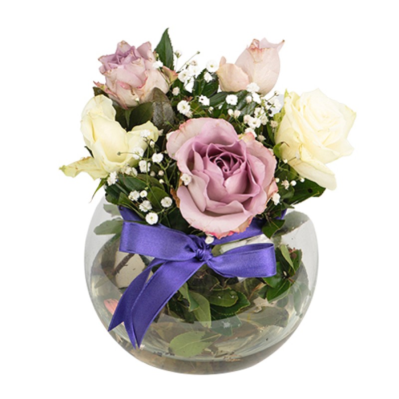 Fanusta lila ve beyaz güller