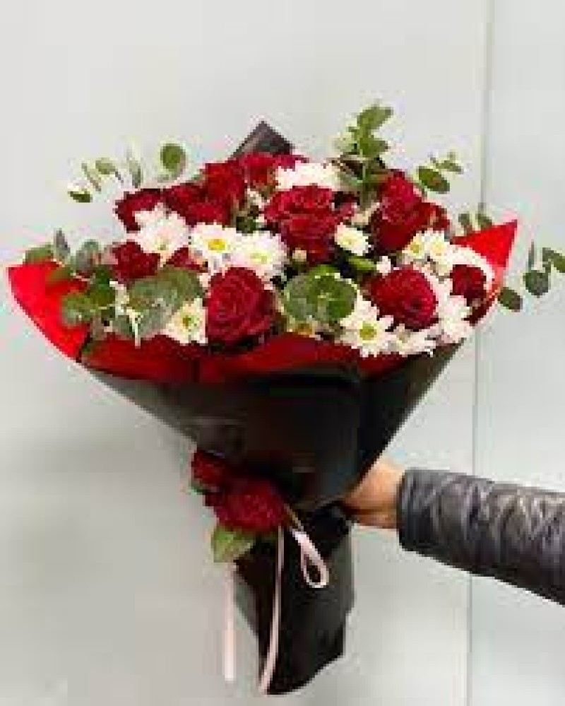 Kırmızı gül ve papatyanın siyah ile uyumu