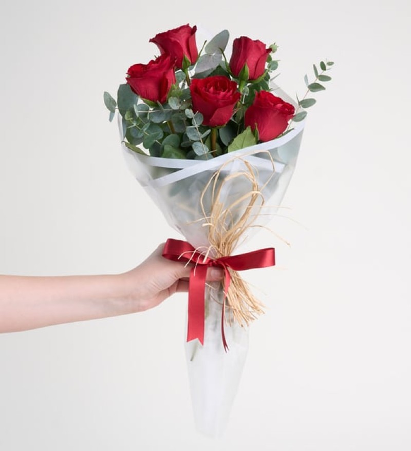 beyaz bukette 5 adet gül