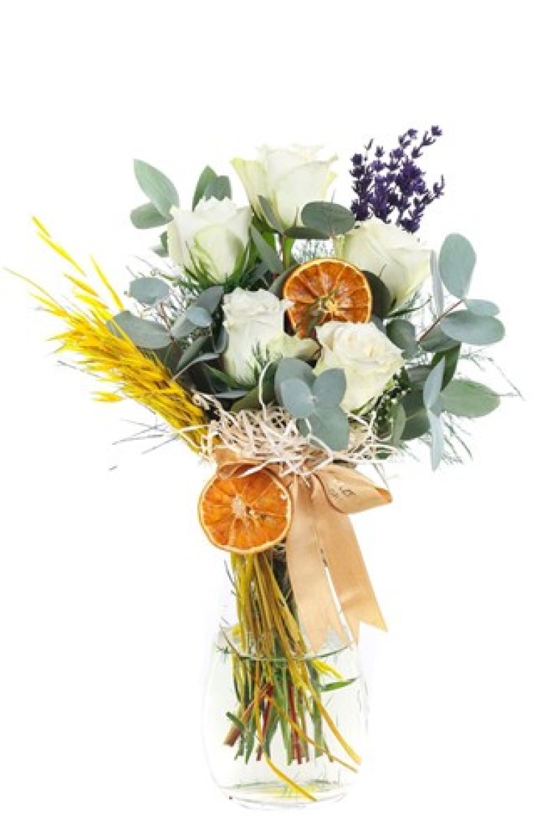 Vazoda beyaz gül tasarımı