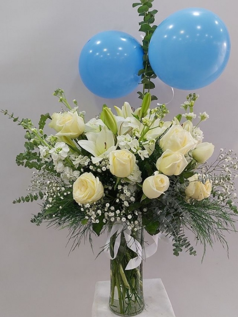 vazoda lilyumlar ve beyaz güller