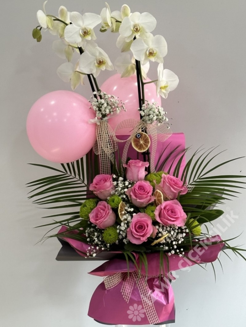 beyaz orkide ve beyaz güller