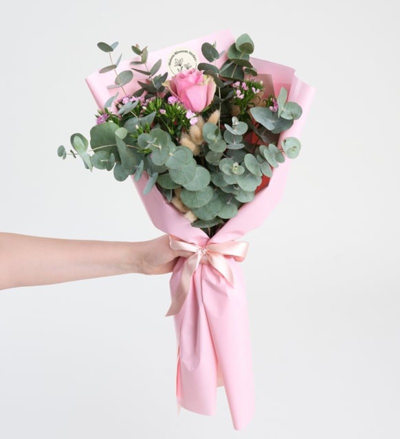 Bukette Gül ve okaliptüs