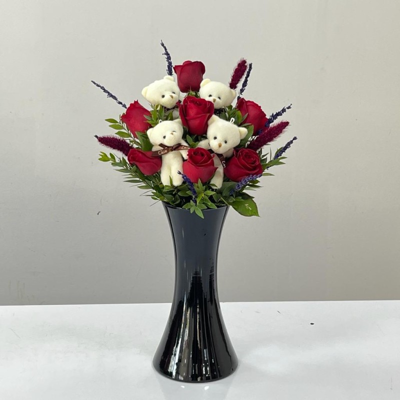 Kalipso vazoda güller ve oyuncak