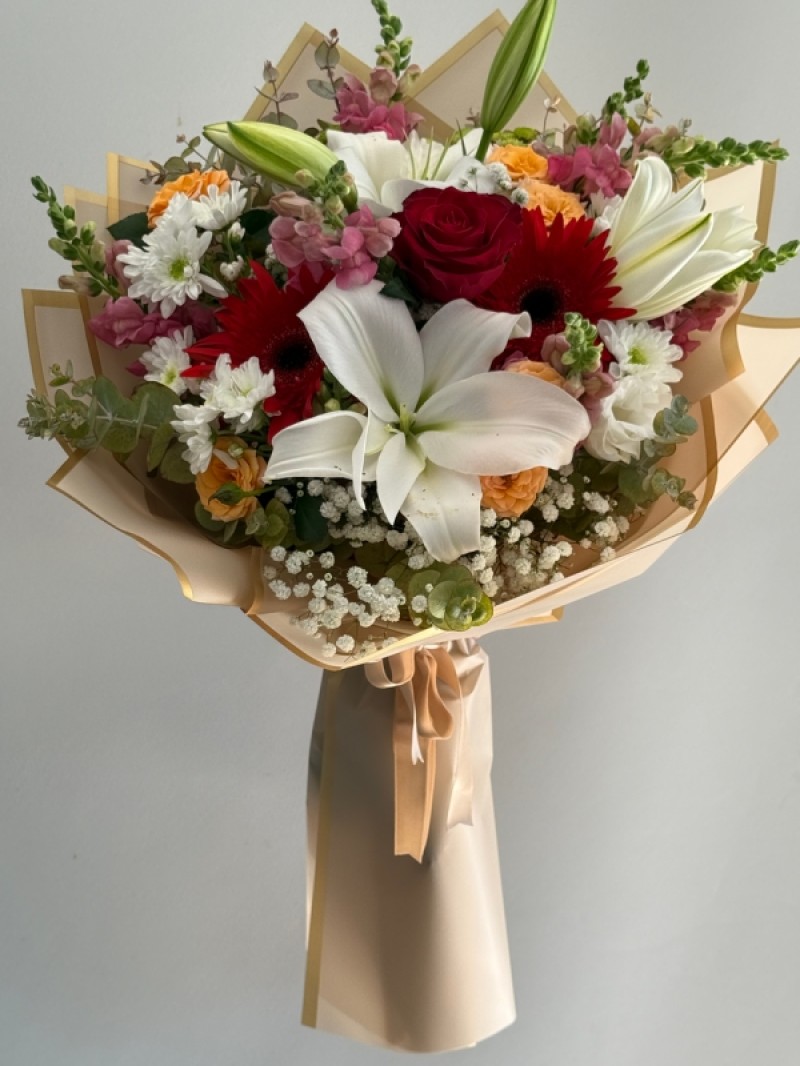 Renkli Lilyum ve Gül buketii