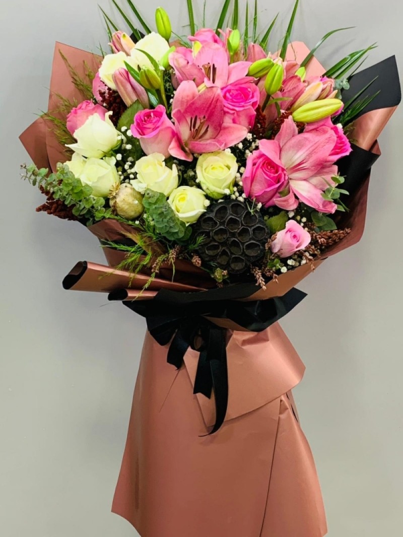 Beyaz Güller Renkli Lilyumlar