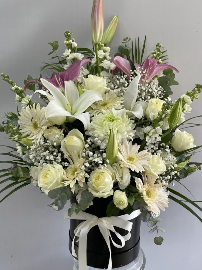 Kutuda Lilyum ve Gül Aranjmanı