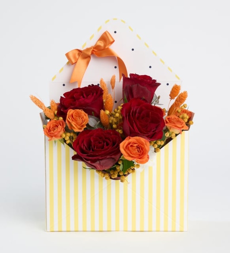 Zarfta Turuncu ve Kırmızı Güller