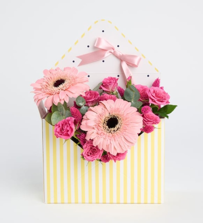 Sarı Zarfta Pembe Çardak Güller ve Gerberalar