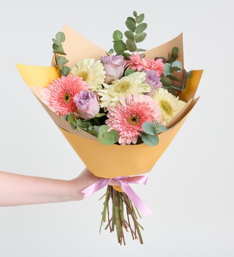 Sarı Bukette Renkli Güller ve Gerberalar