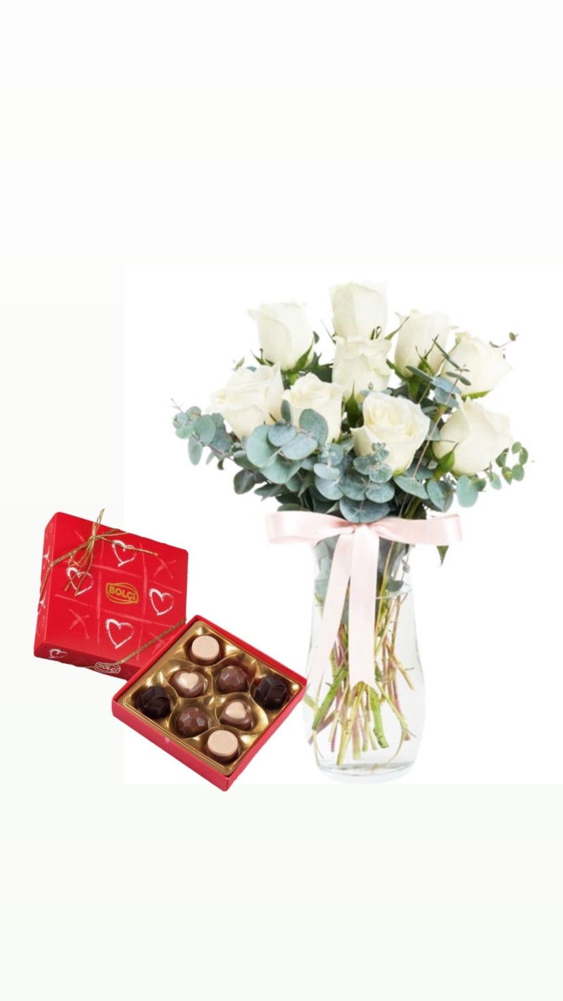 Vazoda Beyaz Güller ve Çikolata