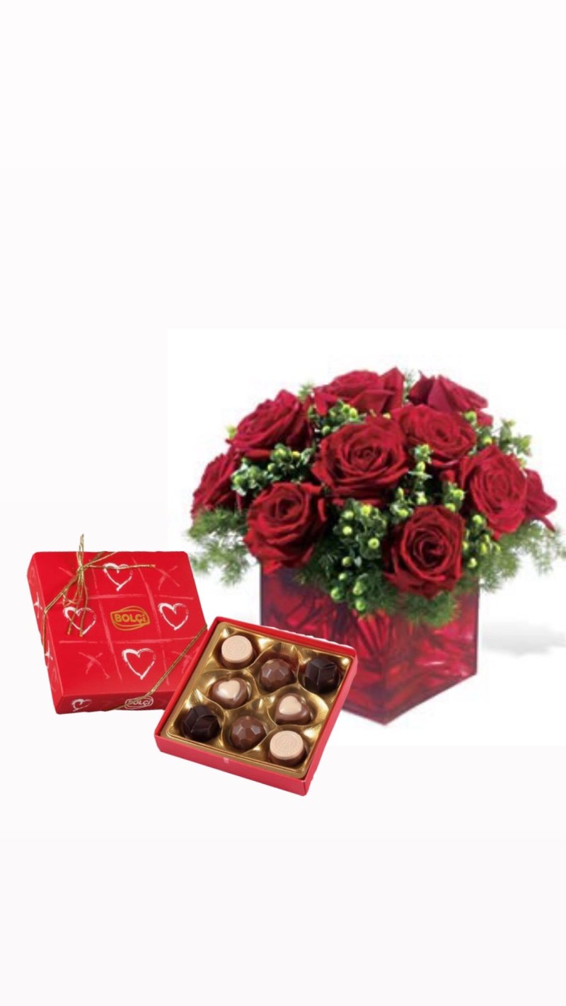 Kare Cam Vazoda 11 Gül ve Çikolata