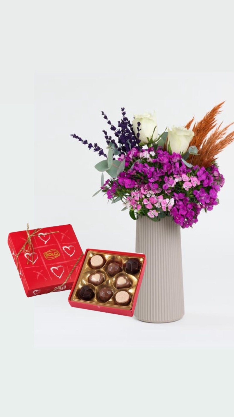 Bej Vazoda Beyaz Gül Hüsnüyusuf ve Çikolata