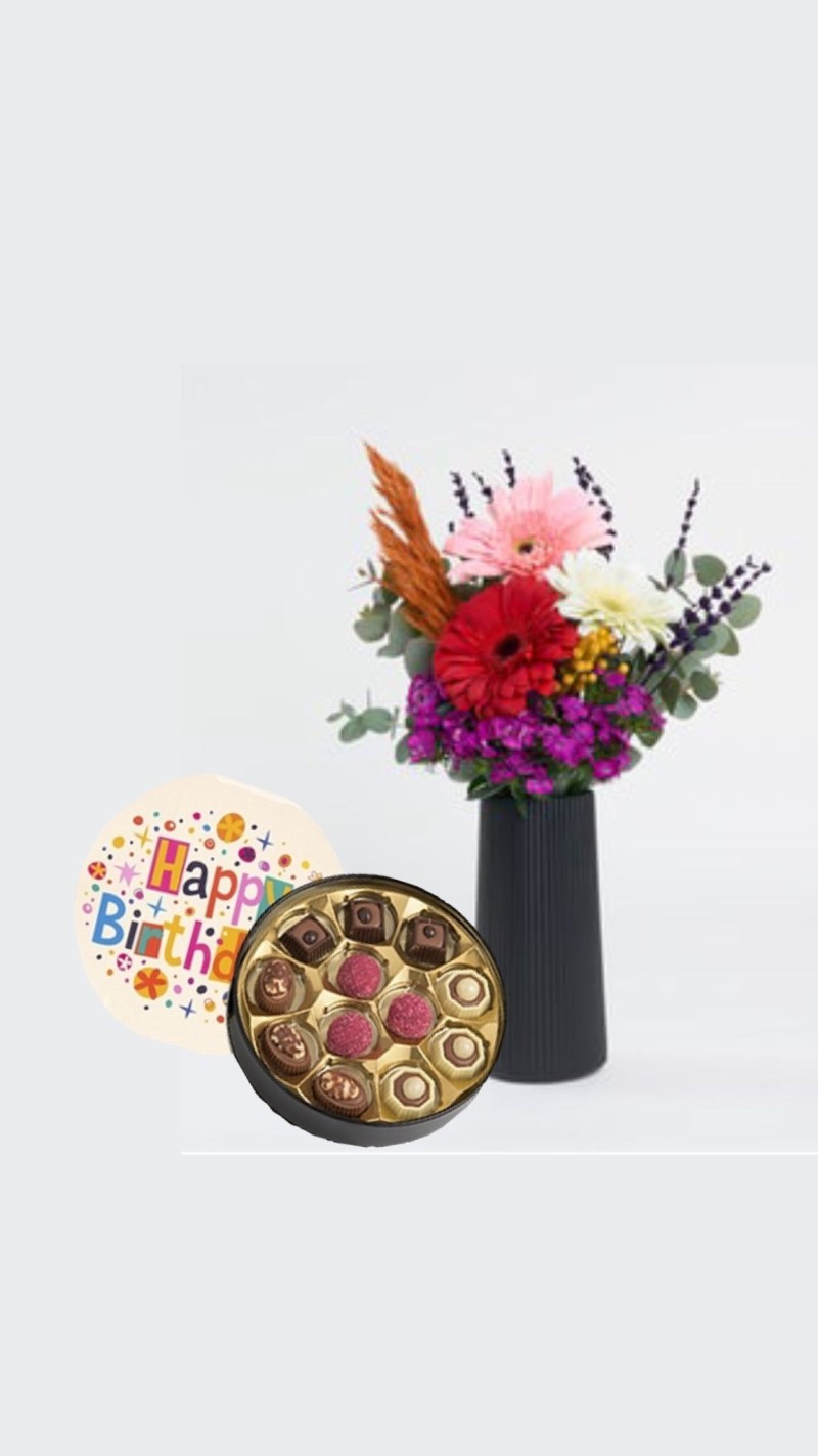 Vazoda Renkli Gerberalar ve Doğum Günü Temalı Çikolata
