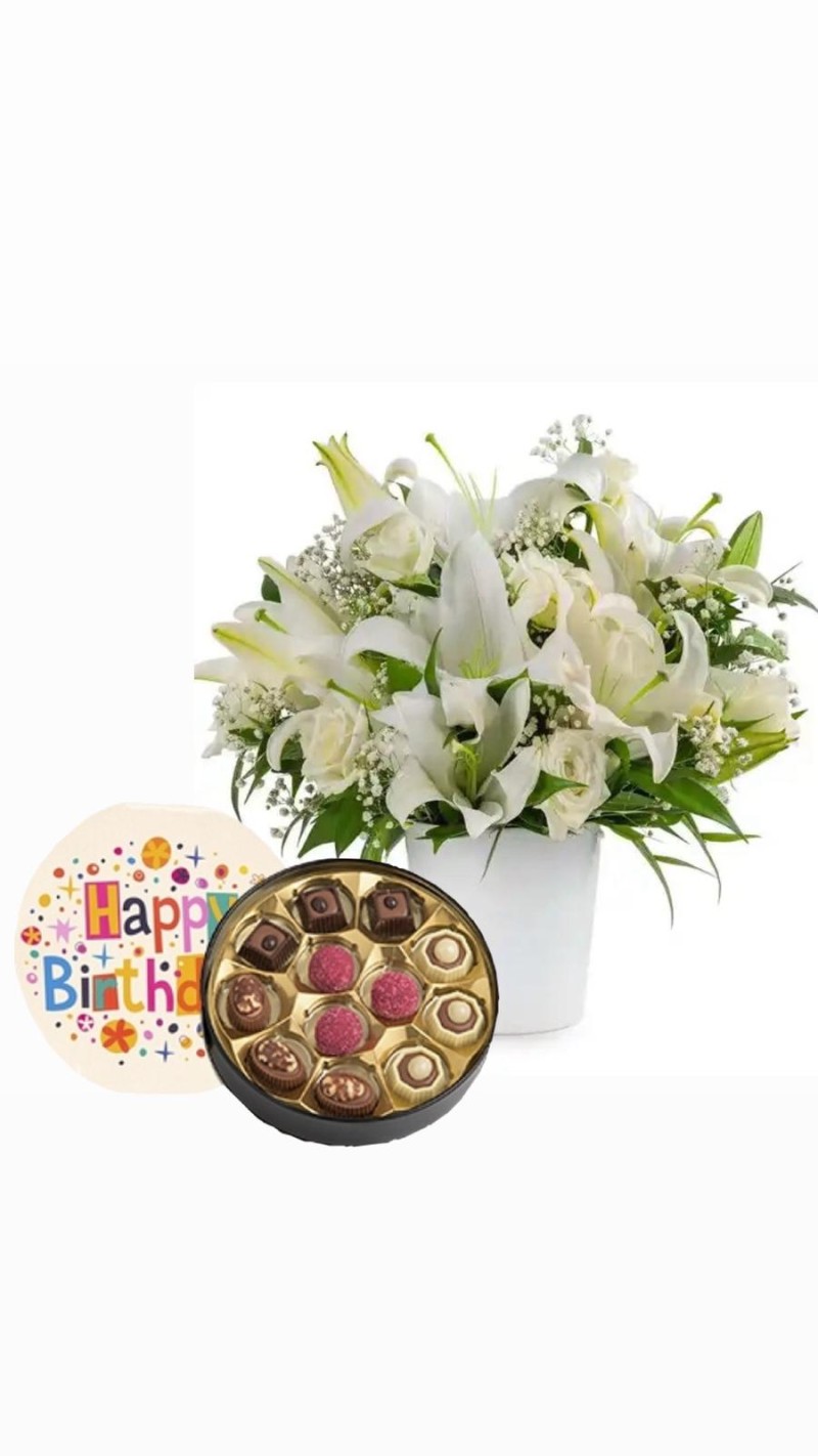Vazoda Beyaz Güller ve Lilyumlar & Doğum Günü Temalı Çikolata