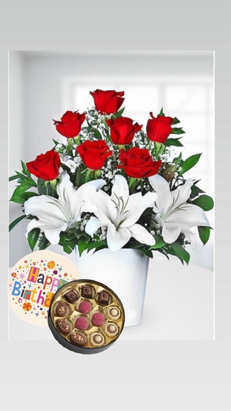 Vazoda Kırmızı Güller ve Lilyumlar & Doğum Günü Temalı Çikolata