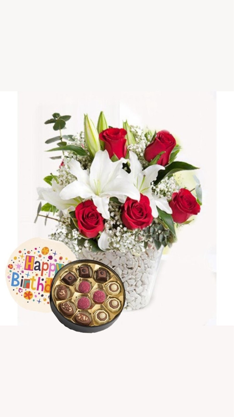 Vazoda Kırmızı Güller ve Lilyumlar & Doğum Günü Temalı Çikolata
