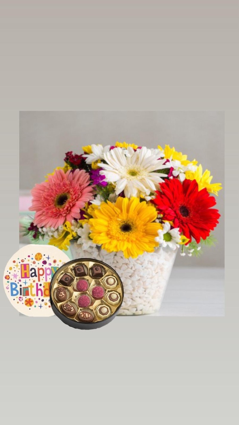 Vazoda Renkli Gerberalar ve Doğum Günü Temalı Çikolata