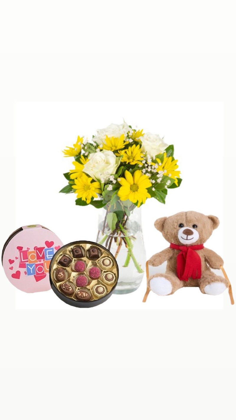 Vazoda Beyaz Güller ve Sarı Papatyalar & Peluş Ayı & Seni Seviyorum Temalı Çikolata