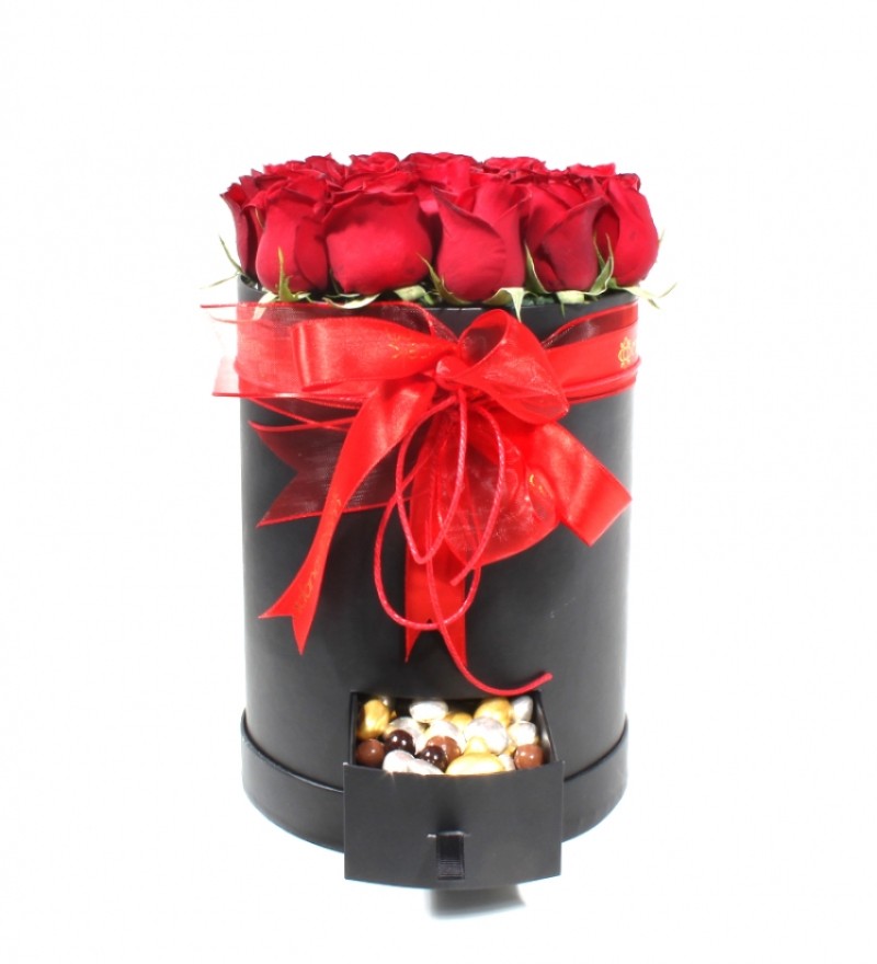 ÇEKMECELİ KUTUDA KIRMIZI GÜLLER VE ÇİKOLATA