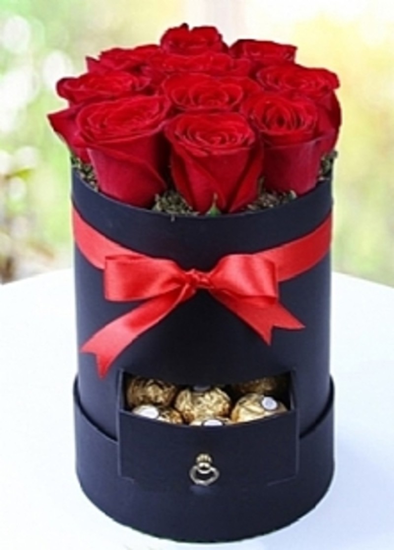 ÇEKMECELİ KUTUDA GÜLLER VE ÇİKOLATA